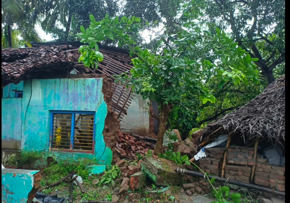 இடிந்து விழுந்த சுவர்