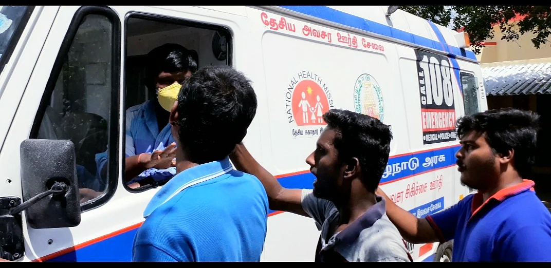 108 வாகன ஊழியர்களிடம் வாக்குவாதம் செய்யும் இளைஞர்கள்