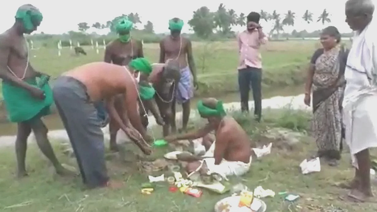 விவசாயிகள் நடத்திய ஈமச்சடங்கு