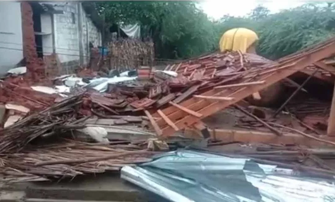 மழையில் இடிந்த வீடு