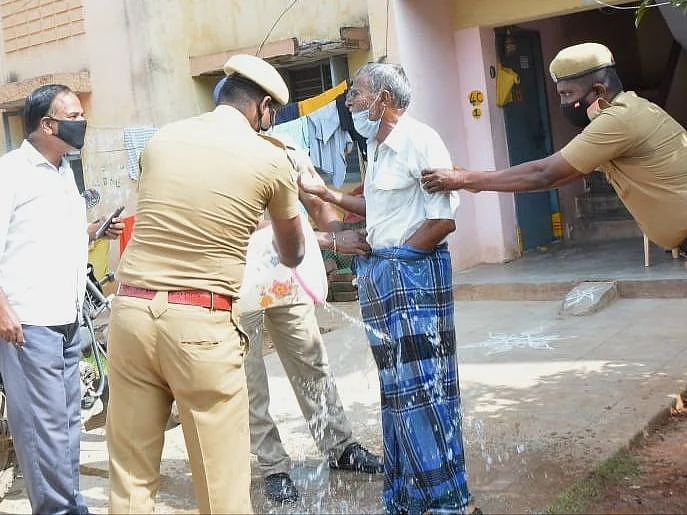 வேலூர்: பயிர் செய்யவிடாமல் தடுக்கும் வழக்கறிஞர்! - தீக்குளிக்க முயன்ற விவசாயி