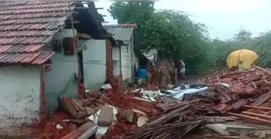 மழையில் இடிந்த வீடு