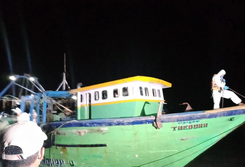 சிறைப்பிடித்துச் செல்லப்பட்ட படகு.