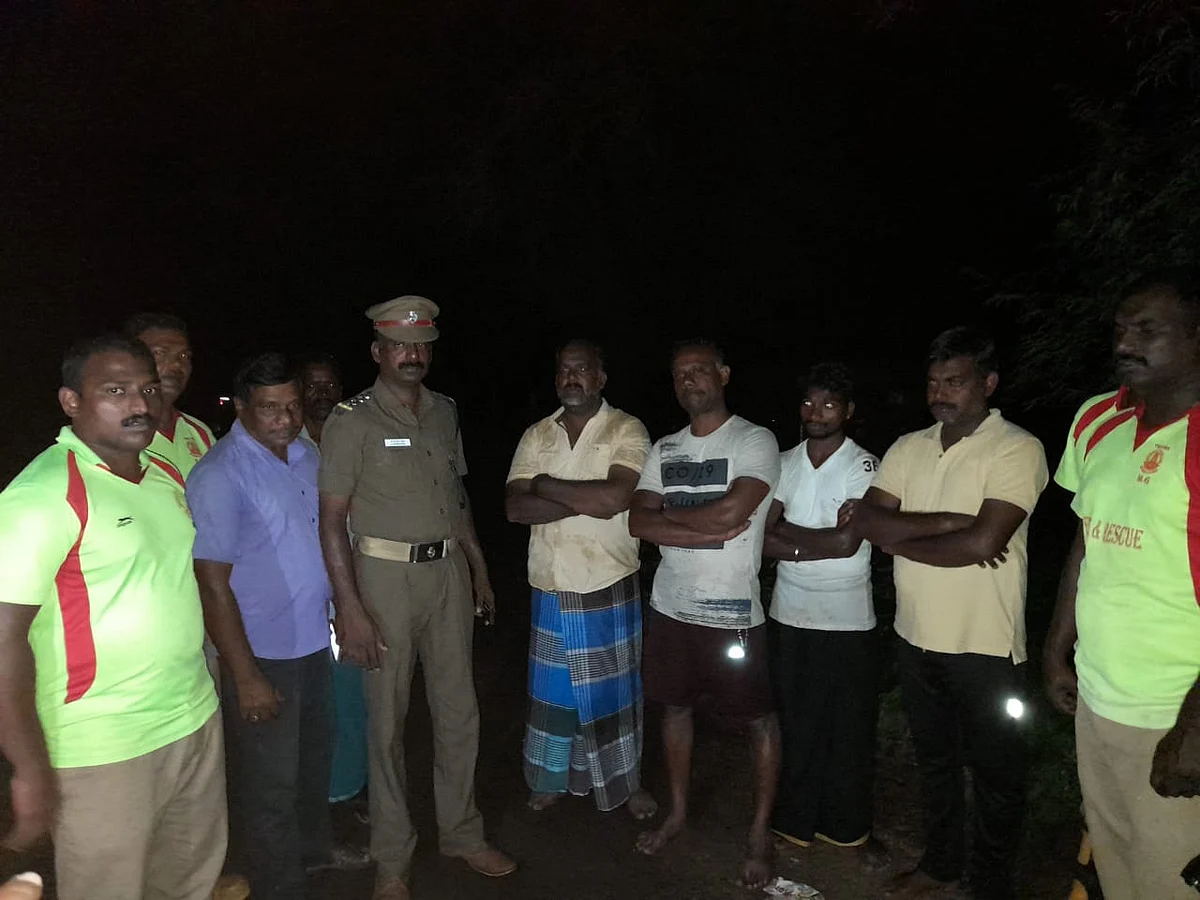 தீயணைப்புத்துறையினரும் பொதுமக்களும்