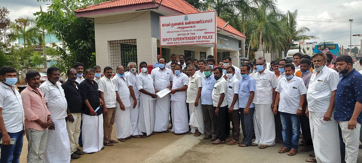 டி.எஸ்.பி அலுவலகத்துக்கு புகாரளிக்க வந்த ஜெயக்குமார் தரப்பினர்