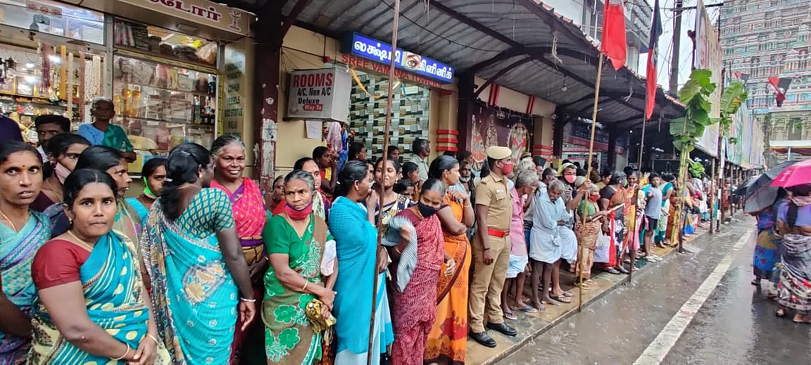 முதல்வர் வருகைக்காகக் காத்திருக்கும் மக்கள்