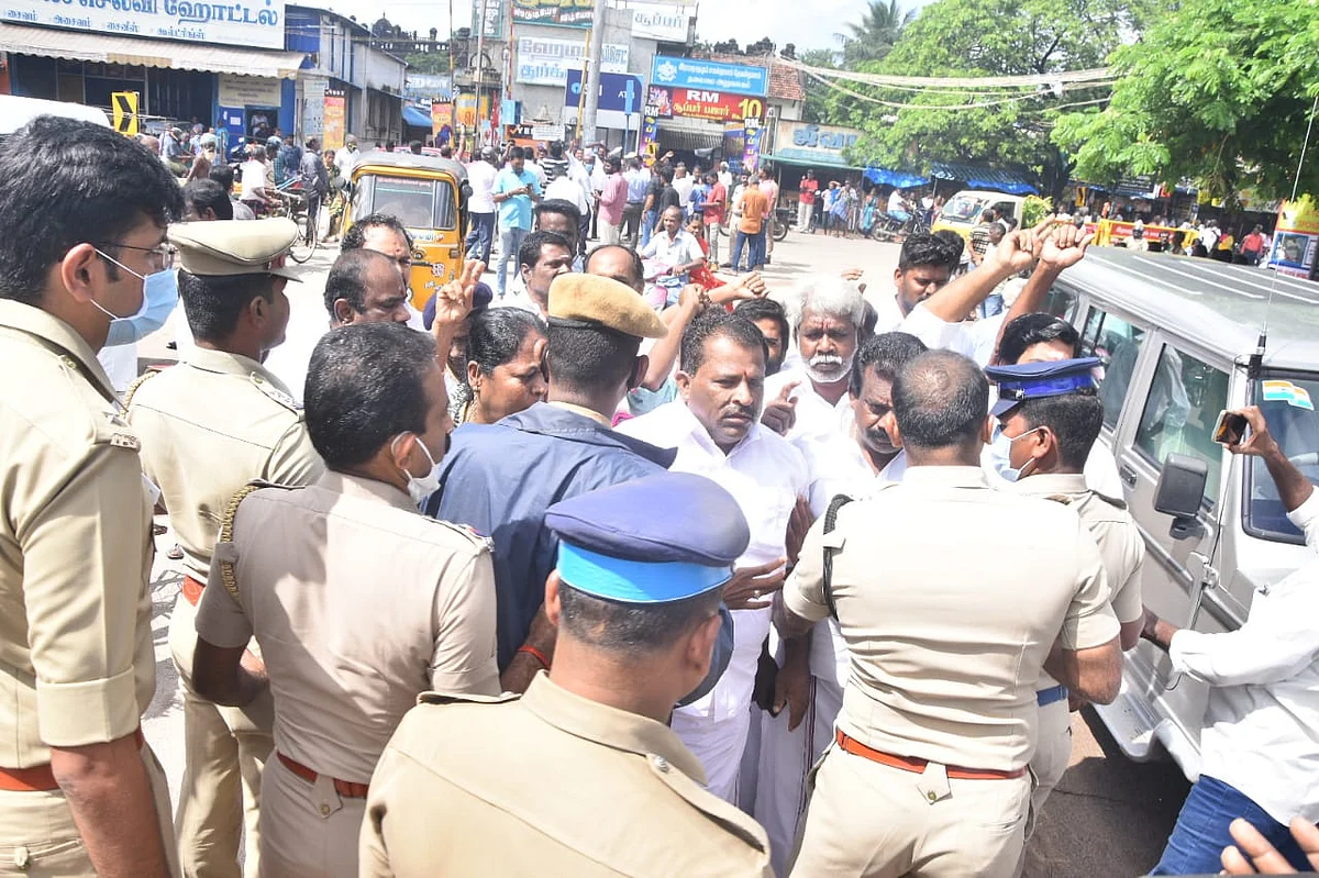 போலீஸாருடன் வாக்குவாதம் செய்த அ.தி.மு.கவினர்.