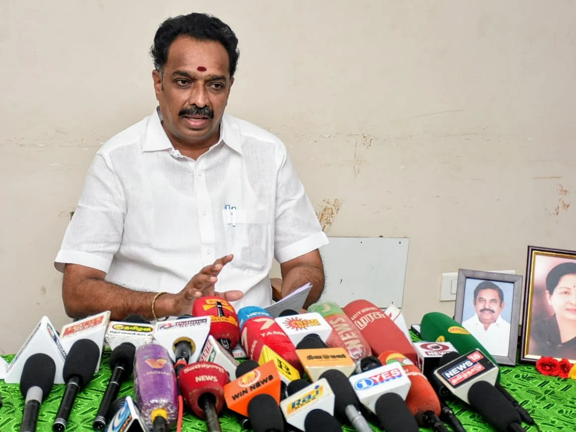 கரூர்: `முறைகேட்டை நிரூபிக்கத் தயாரா?' - செந்தில் பாலாஜிக்கு எம்.ஆர்.விஜயபாஸ்கர் சவால்