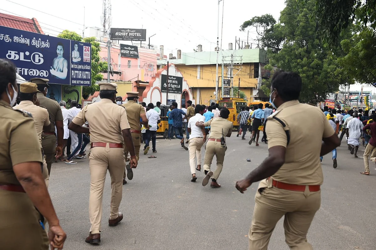 தடியடி நடத்திய போலீஸார்
