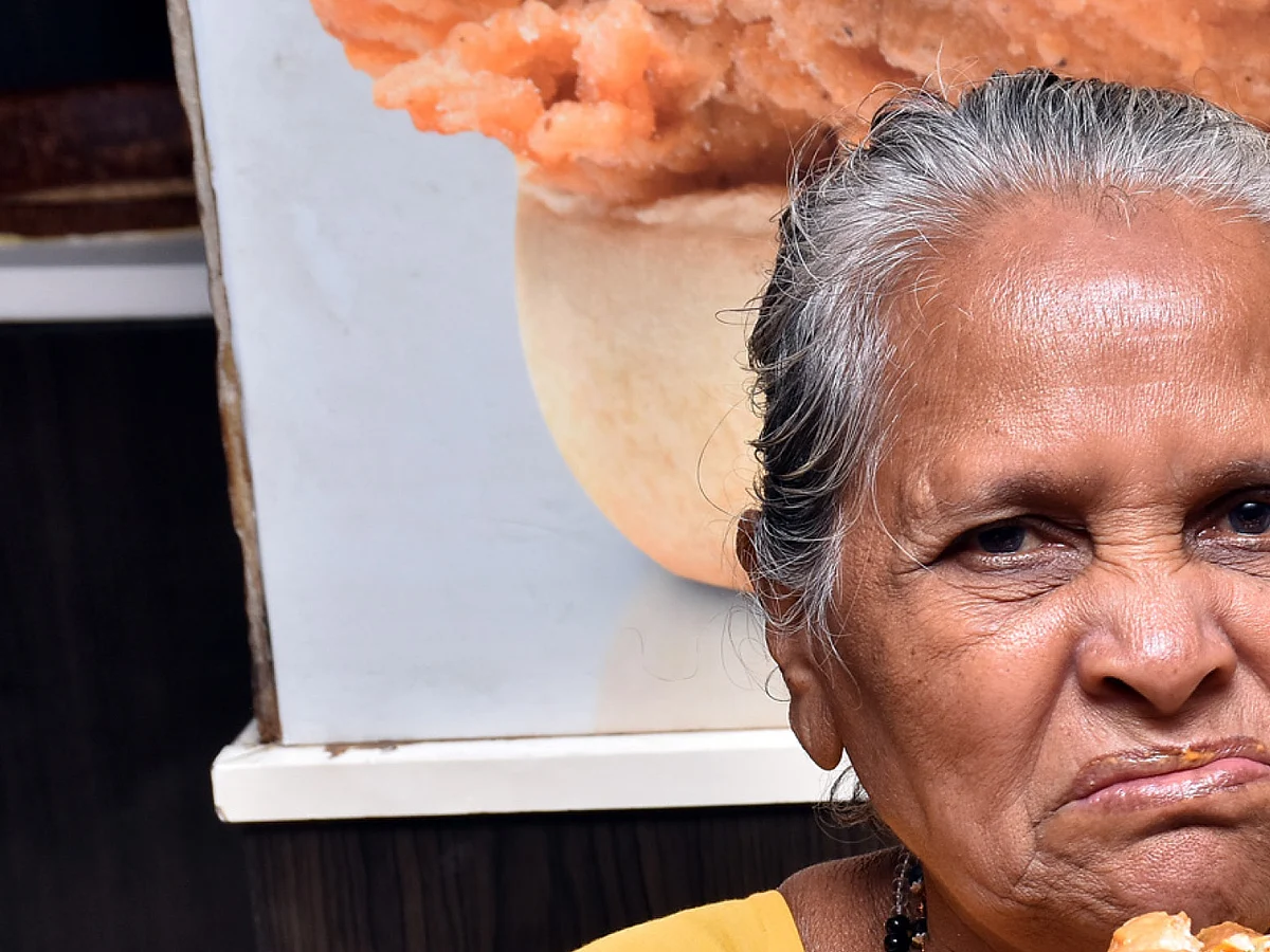 “பன்னுக்குள்ள கோழிய வெச்சிருக்காய்ங்க!” - பாட்டியின் ஃபுட் ரெவ்யூ