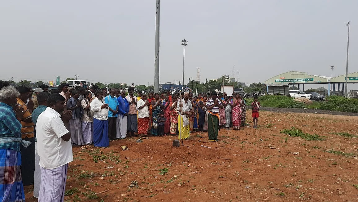 போராடிய மக்கள்