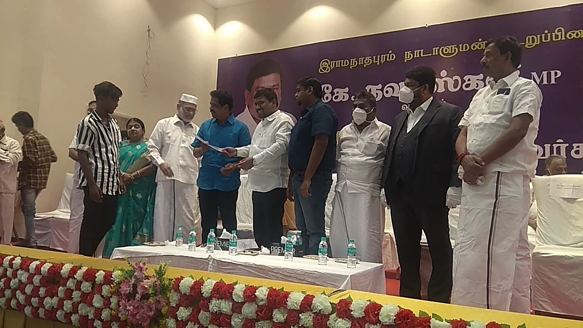 ராமநாதபுரம் : நிதியுதவி வழங்கும் நவாஸ்கனி எம்.பி