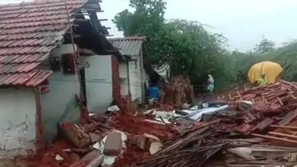 மழையில் இடிந்த வீடு