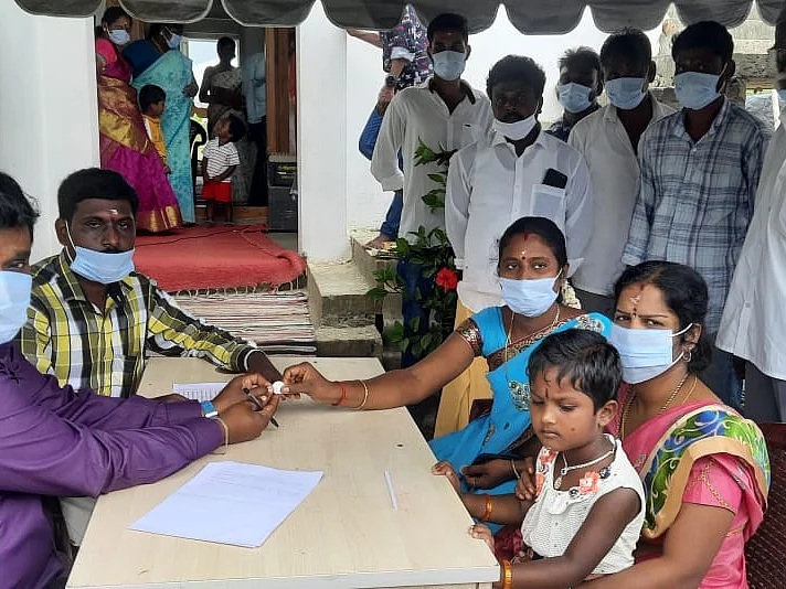 வேதாரண்யம்: 1 ரூபாய் கட்டணத்தில் 7 ஆண்டுகள் கல்வி - இளைஞரின் அசத்தல் முயற்சி!