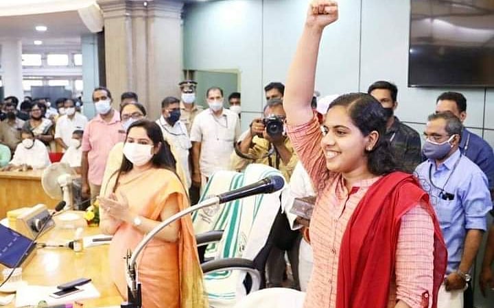 `மாணவர்கள் அரசியலமைப்பு பற்றித் தெரிந்துகொள்ள வேண்டும்!’ - நாட்டின் இளம் பெண் மேயர் ஆர்யா