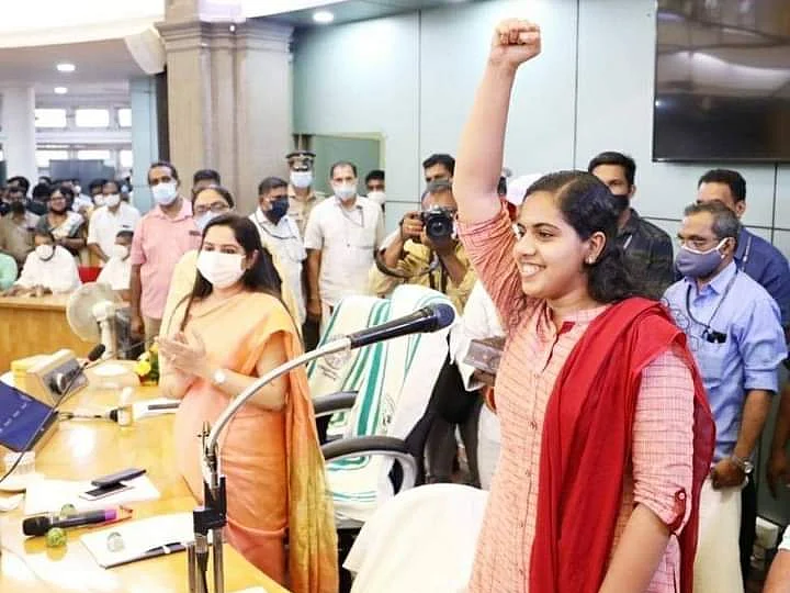 `மாணவர்கள் அரசியலமைப்பு பற்றித் தெரிந்துகொள்ள வேண்டும்!’ - நாட்டின் இளம் பெண் மேயர் ஆர்யா