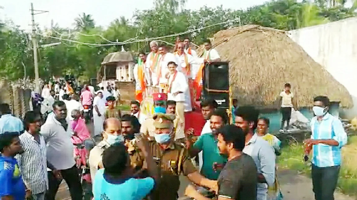 பிரசாரத்தில் பா.ஜ.க-வினர்
