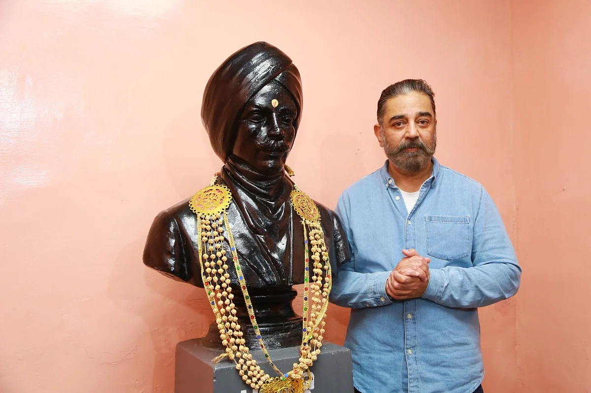 பாரதி சிலையை வணங்கிய கமல்