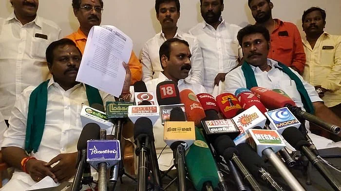 செய்தியாளர் சந்திப்பில் முருகன்