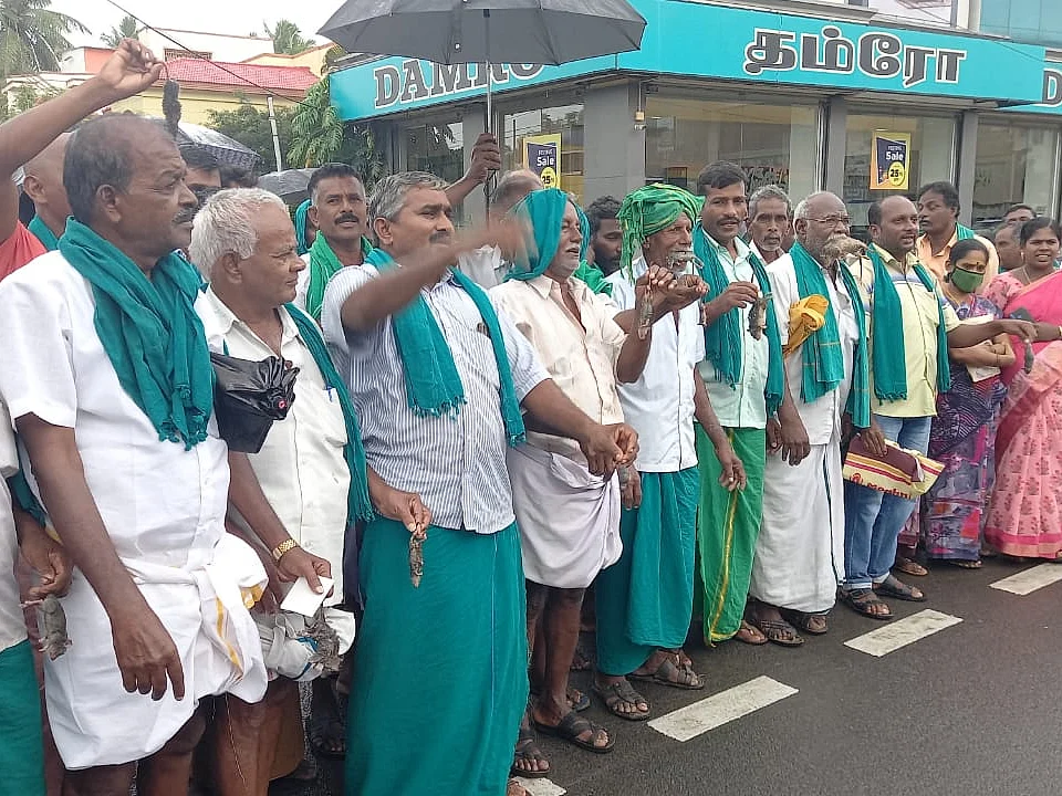 திருச்சி: 'டெல்லி செல்வதைத் தடுத்துவிட்டனர்!' - எலிக்கறிப் போராட்டம் நடத்திய அய்யாக்கண்ணு