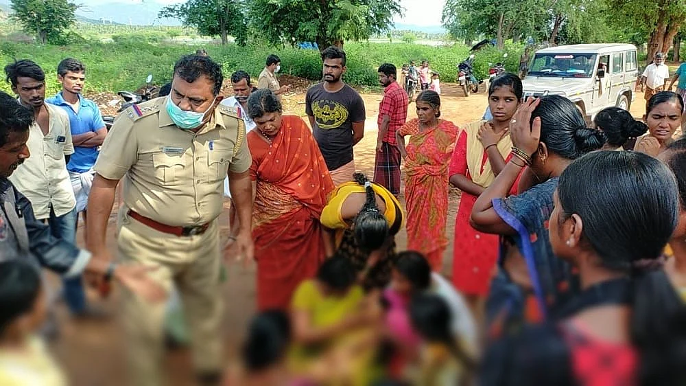 சிறுவனின் உறவினர்கள்