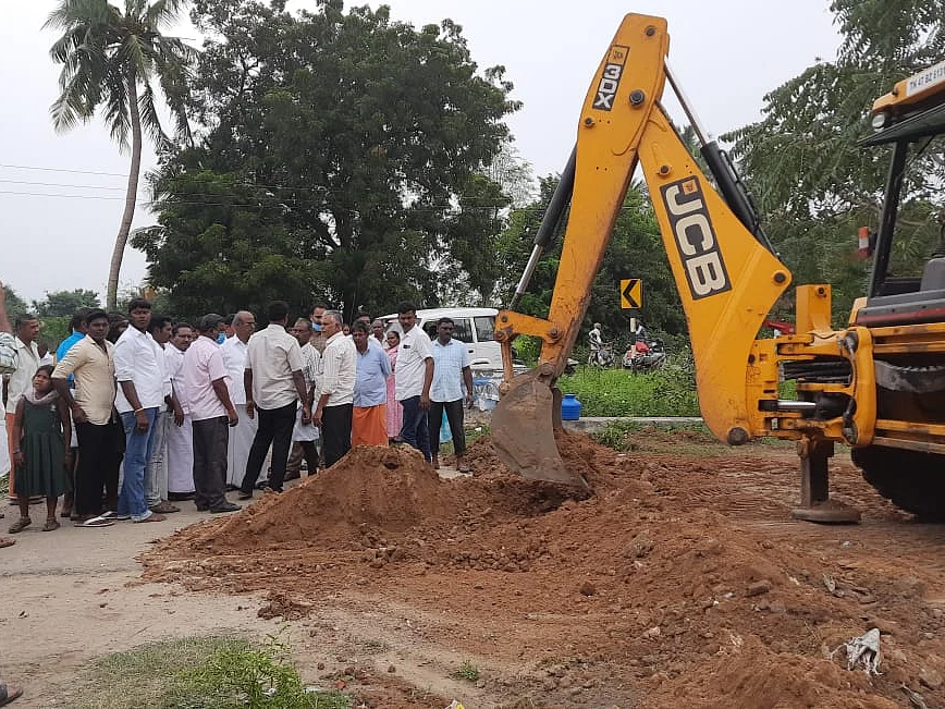 கரூர்: `குடிநீர் திட்டத்தில் முறைகேடு?' - போராட்டத்தில் குதித்த மக்கள்