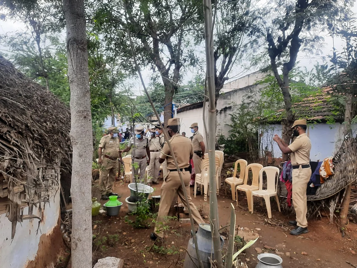முதியவரின் வீட்டின் அருகே விசாரணை செய்யும் போலீஸார்.