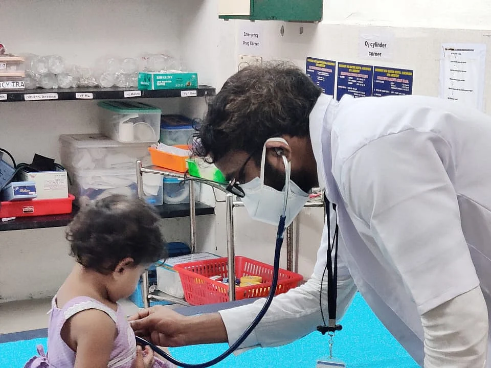 `நான்தான் எங்க கிராமத்தோட முதல் டாக்டர்!' - வறுமையிலும் தளராமல் முன்னேறிய டாக்டர் தசரதன்