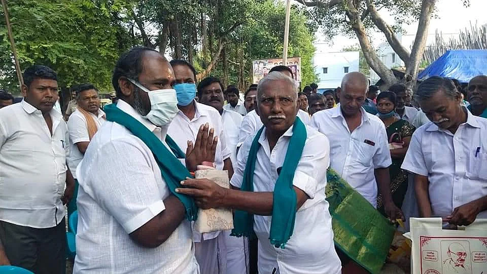 அமைச்சருடன் விவசாயிகள்