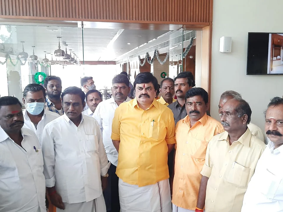 `ரஜினி ரசிகர்கள் அ.தி.மு.க-வுக்குத்தான் வாக்களிப்பார்கள்!’ - அமைச்சர் ராஜேந்திர பாலாஜி உறுதி