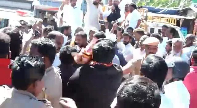 எதிர்ப்பு தெரிவித்தவர்களை தடுத்த போலீஸார்.