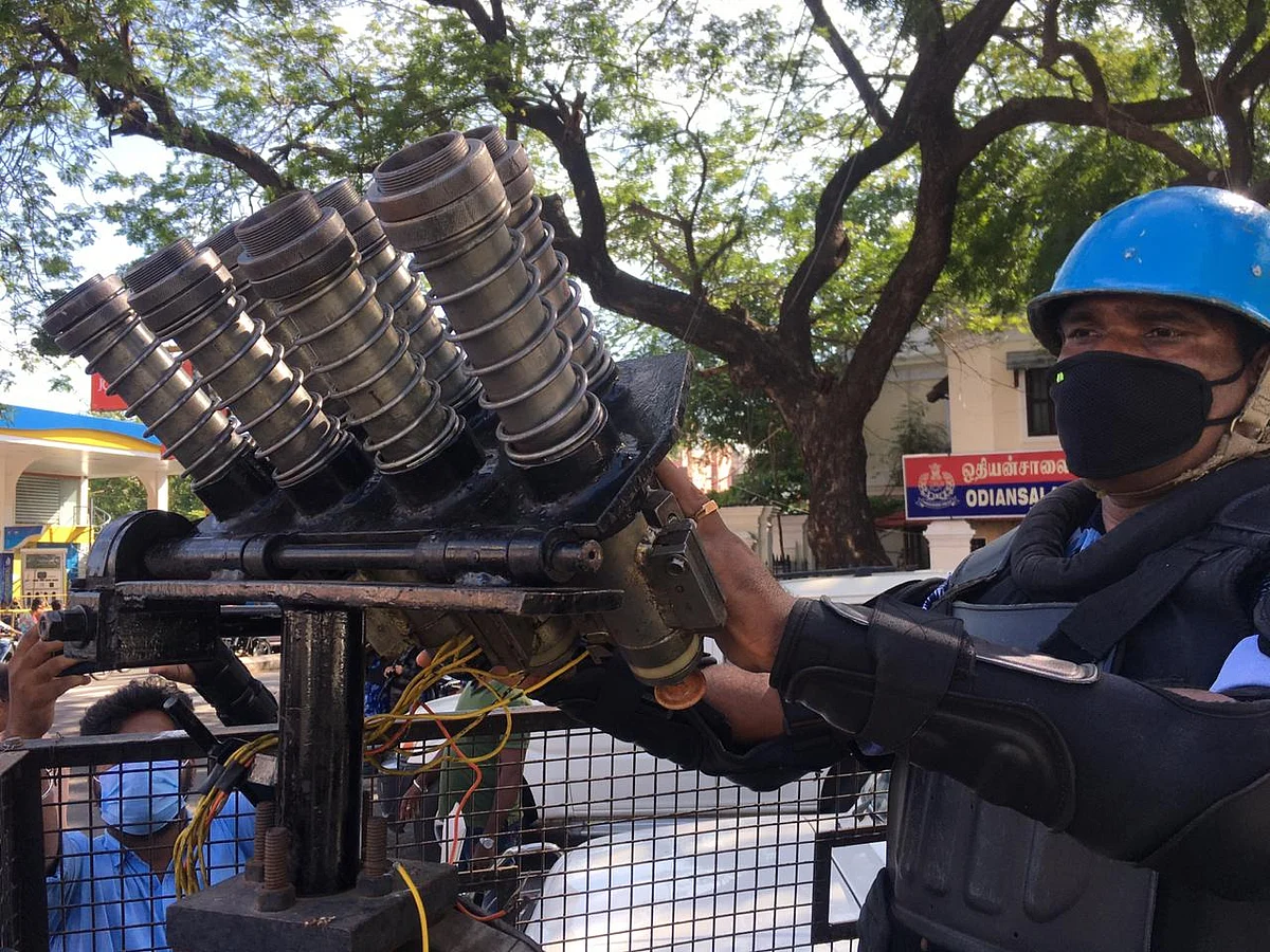 கண்ணீர் புகைக் குண்டுகளை வீசும் வஜ்ரா வாகனத்தில் மத்தியப் படை வீரர்