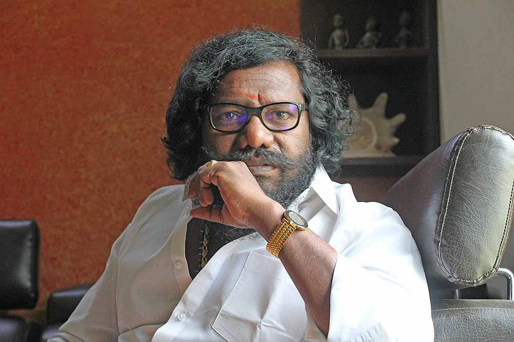 மிஸ்டர் கழுகு: “முதல்வர் அருகில் நிற்க வைக்கிறோம்!” - தூள் கிளப்பும் வசூல் வேட்டை...