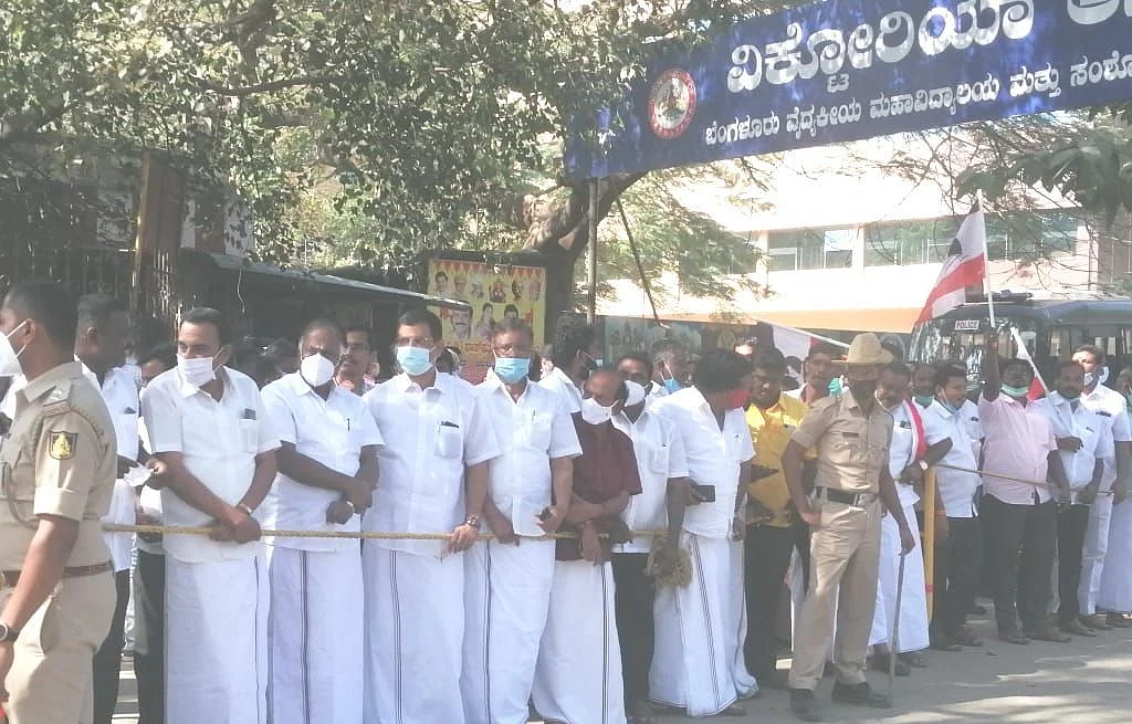 மருத்துவமனை முன் கூடியிருந்த நிர்வாகிகள்