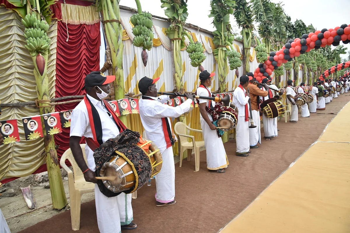 மேளம், நாகஸ்வரம் வாசித்தவர்கள் தி.மு.க தொப்பி, துண்டுடன்