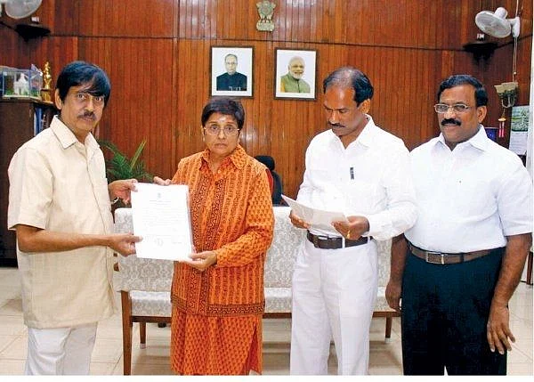 கிரண் பேடியுடன் நியமன எம்.எல்.ஏ சங்கர் (இடது ஓரம்)