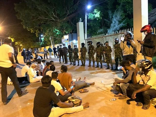 யாழ் பல்கலை முன்பு போராடும் மாணவர்கள்