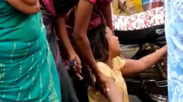 கதறும் சிறுவனின் அம்மா