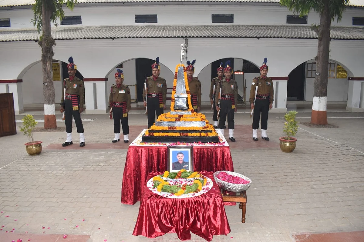 ராணுவ வீரர் பழனிக்கு அஞ்சலி.