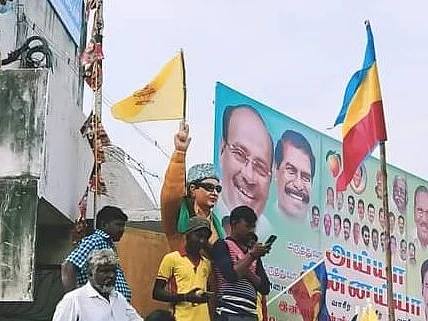 வேலூர்: எம்.ஜி.ஆர் சிலையில் வன்னியர் சங்கக் கொடி! - சர்ச்சையான பா.ம.க இளைஞர்கள் செயல்