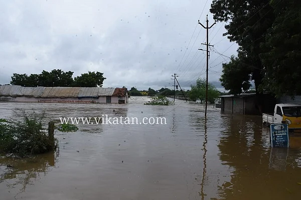 வீடுகளைச் சூழ்ந்துள்ள வெள்ளம்