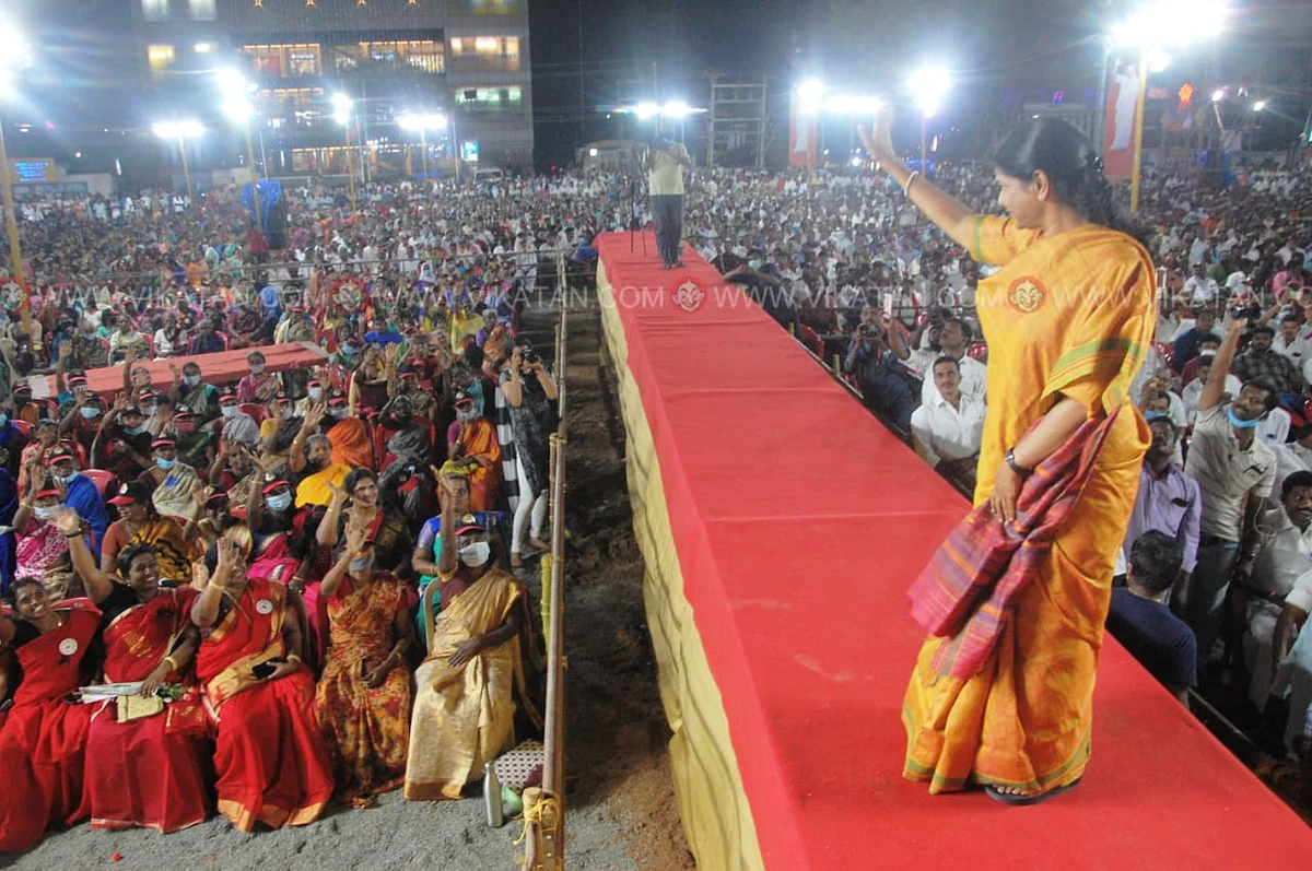 கூட்டத்தில் கலந்துகொண்டவர்களை பார்த்து கை அசைக்கும் கனிமொழி