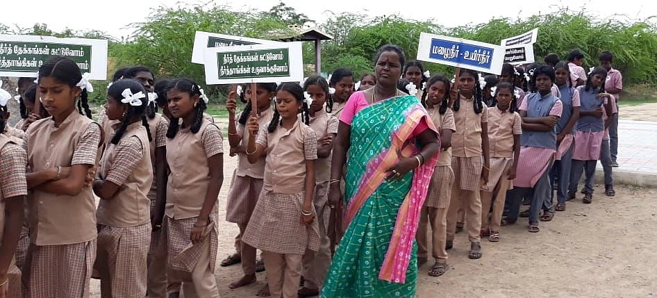 மாணவர்களுடன் ஹேமலதா