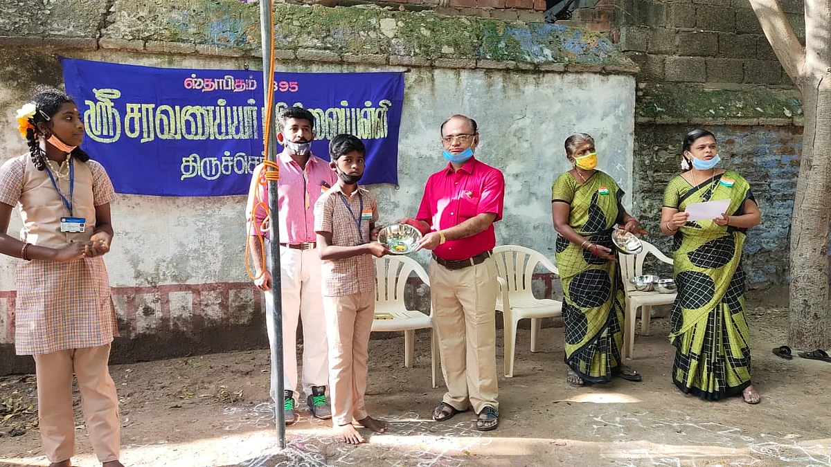 பரிசு பெறும் மாணவர் சிவகுகன்