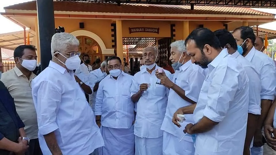 உம்மன் சாண்டியுடன் டீ குடிக்கும் கே.சி.ஜோசப் எம்.எல்.ஏ