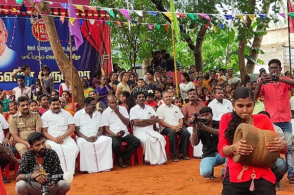 உரல் தூக்கும் போட்டியில் பங்கேற்ற வீராங்கனை