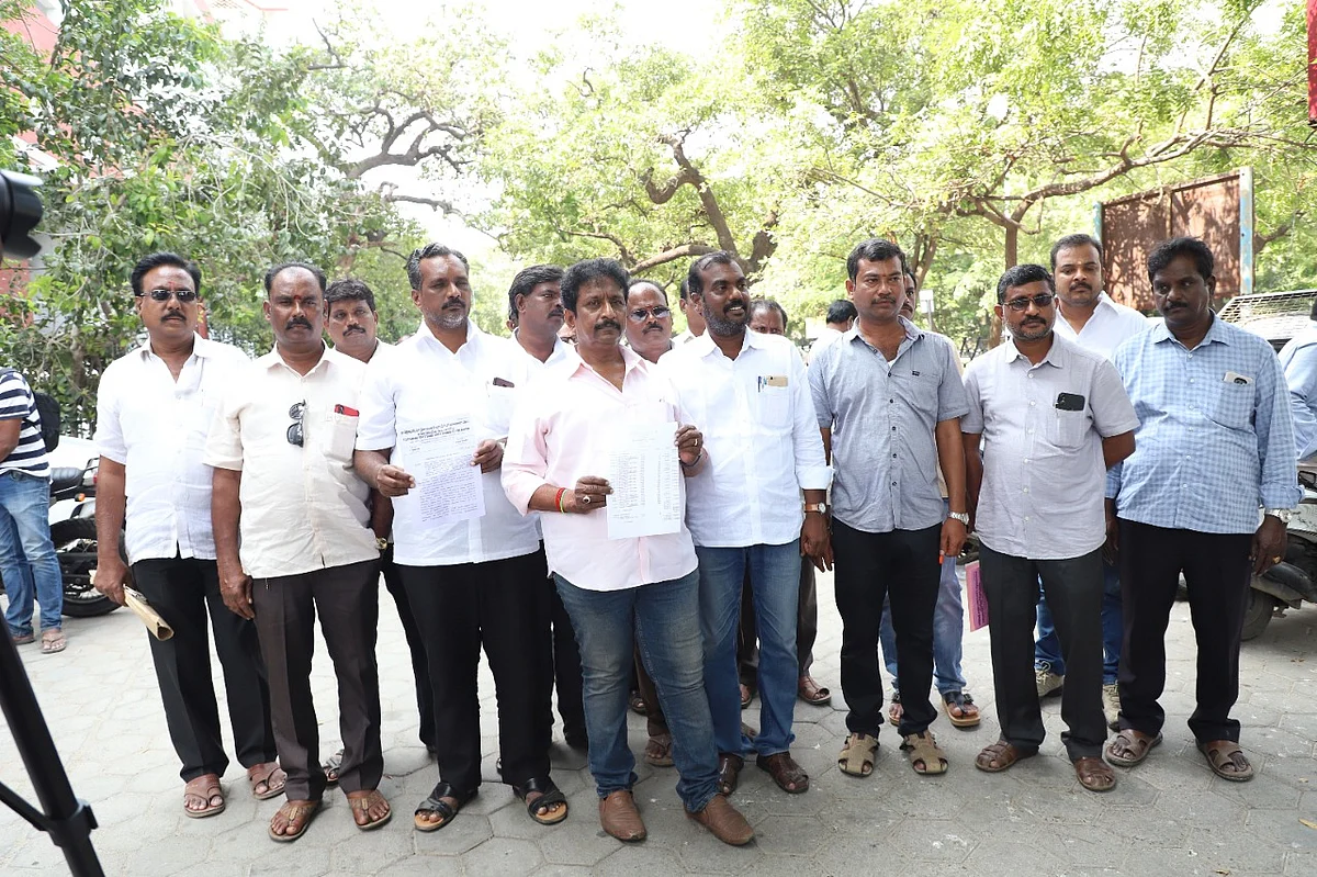 தமிழ்நாடு மாநில மணல் லாரி உரிமையாளர்கள் சங்கங்களின் கூட்டமைப்பினர்