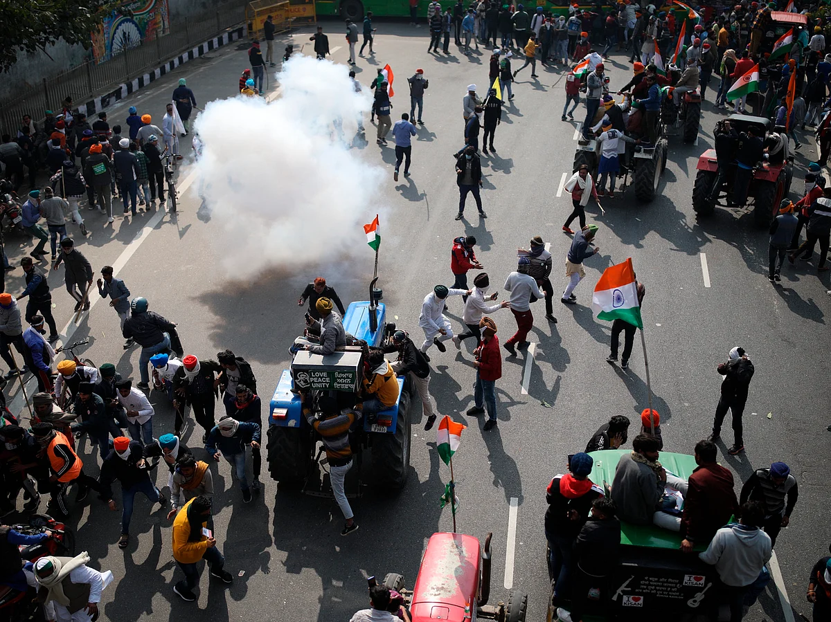 `டிராக்டர் பேரணியில் வன்முறை... திட்டமிட்ட நாடகம்!’ - குற்றம்சாட்டும் ஆம் ஆத்மி; மறுக்கும் பா.ஜ.க
