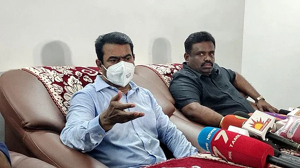 செய்தியாளர்களிடம் பேசிய சீமான்