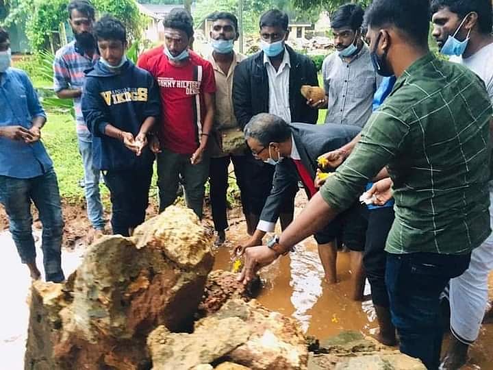 ஸ்தூபி இடிக்கப்பட்ட இடத்தில் கல்   வைக்கும் துணை வேந்தர்